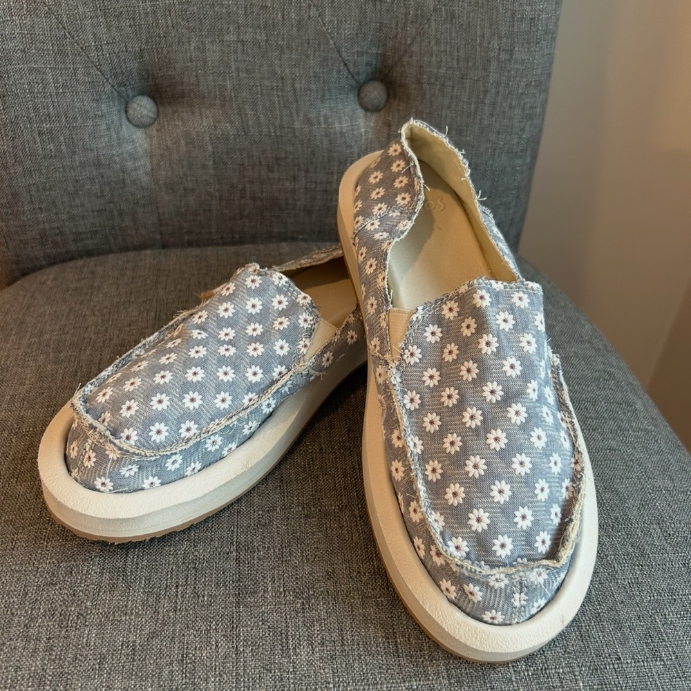 Sanuk Blue and White Floral Slip-Ons